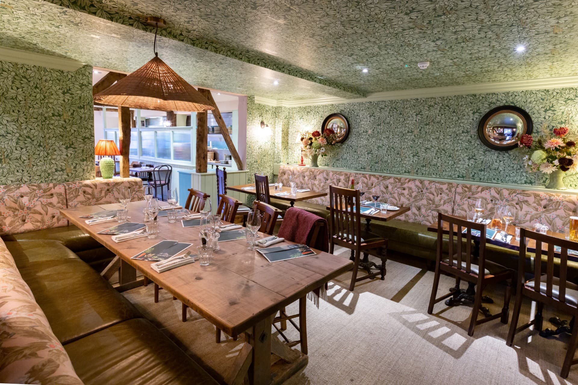 the-cricketers-cobham-the-snug